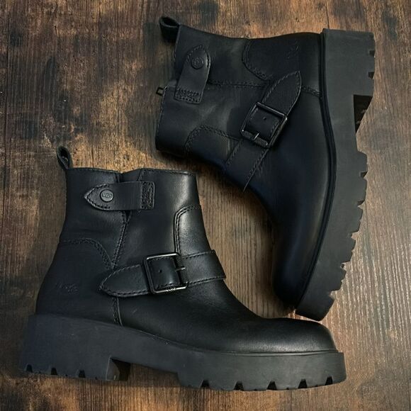 UGG Saoirse Leather Booties in Black Size 8 / Like New - Picture 11 of 13